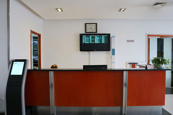 東方時尚駕校：如何防止坡起時停車與起步不溜車？