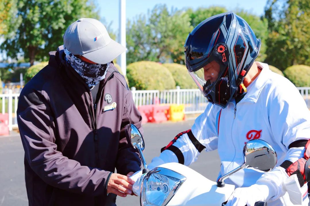 67歲老人圓夢(mèng)東方時(shí)尚駕校順利考取摩托車D本