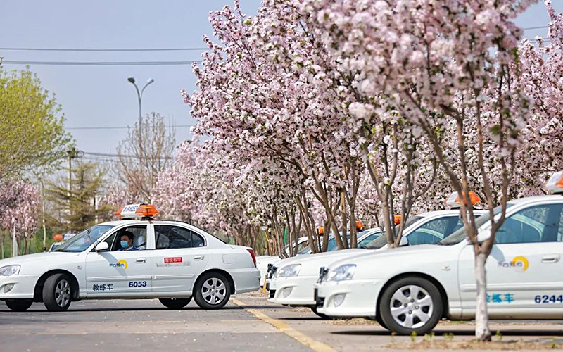 北京東方時(shí)尚駕校報(bào)名點(diǎn)電話號(hào)碼是多少？